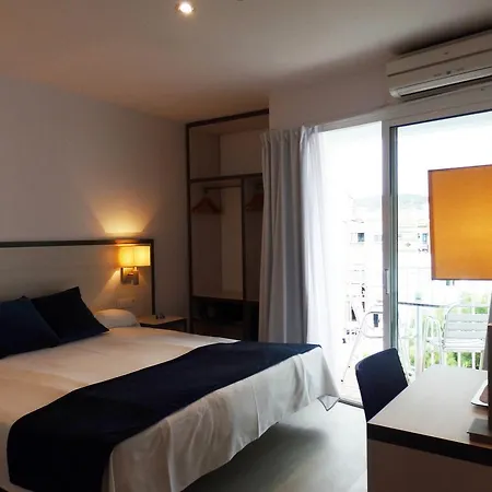 Parrots ホテル シッチェス