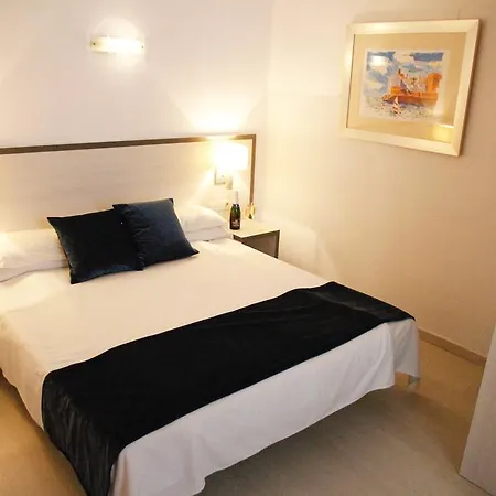 Parrots ホテル シッチェス