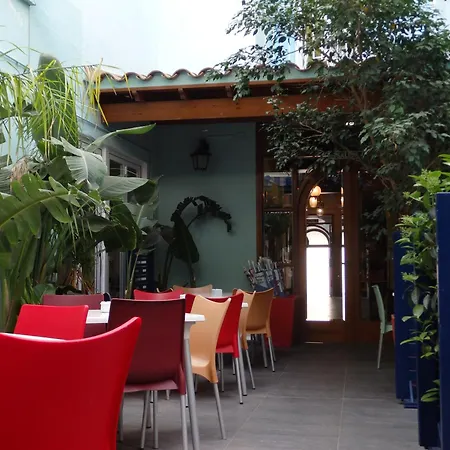 ホテル Parrots 3*