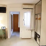 Parrots Готель