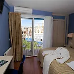 Parrots Готель 3*