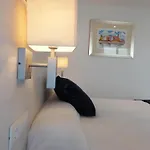 Parrots Готель