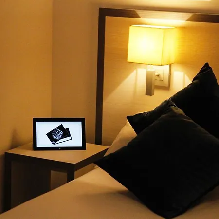 Parrots Hotell 3*